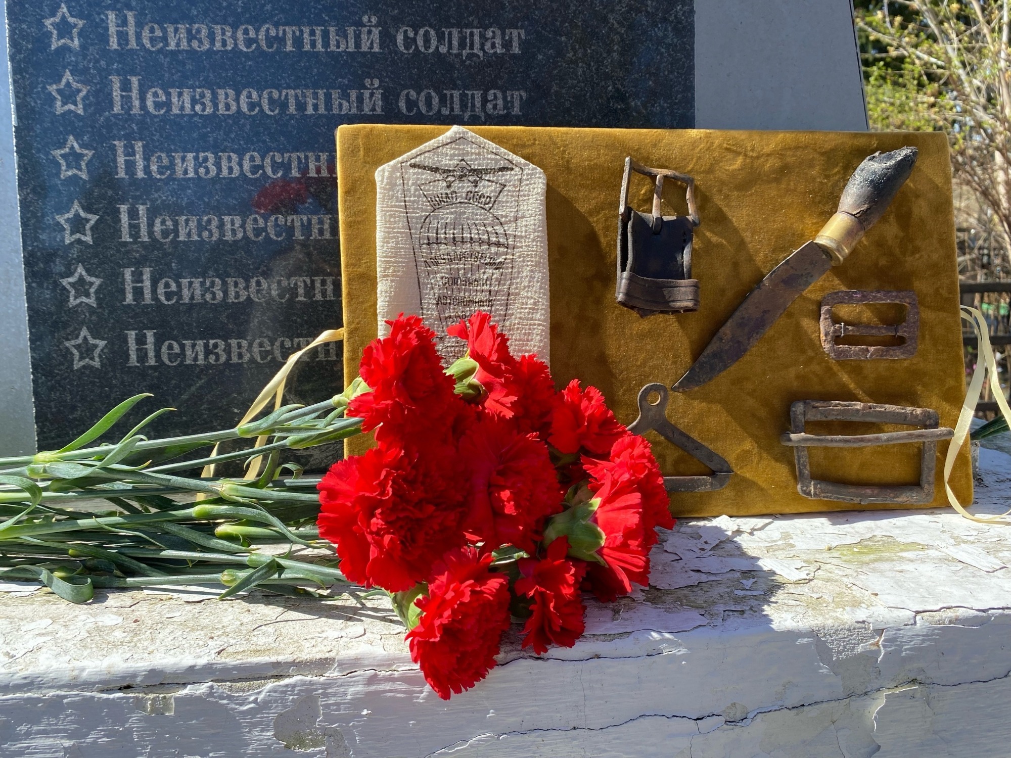 Сотрудники «Энергосбыт Волга» навели порядок на воинском захоронении лётчиков в Собинском районе.